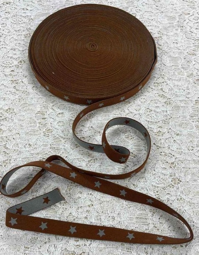 Резинка Декоративная ш. 15 мм. двусторонняя Звёзды коричневые и серые фото 1