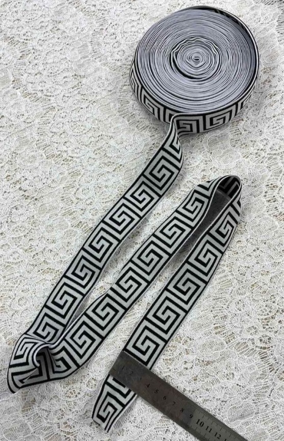 Резинка Декоративная ш. 35 мм. Меандр белый на чёрном фото 1