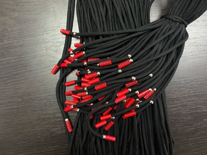 Шнурки круглые 120 см., д. 4 мм., металлический красный наконечник, чёрные фото 1
